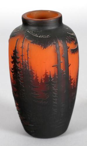 Katalog-Nr: 260 Katalog-Preis: 320 Müller-Frères Vase mit Landschaftsdekor, Luneville, um 1910 runde Form, ovoid, rötlich braunes mattes Glas, dunkelbraun