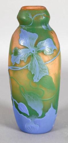 Müller-Frères Vase, ausgefallener Clematis-Dekor Luneville, um 1910 runde, leicht gebauchte Form, Mündung mit eckiger Grundform, abgerundet, mattes roséfarbenes