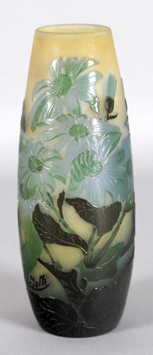 Katalog-Nr: 263 Katalog-Preis: 1400 Gallé-Vase mit Blumendekor, wohl Cinerarien, Nancy um 1900 runde Form, ovoid, gelb-graues opakes Glas mit grünem und