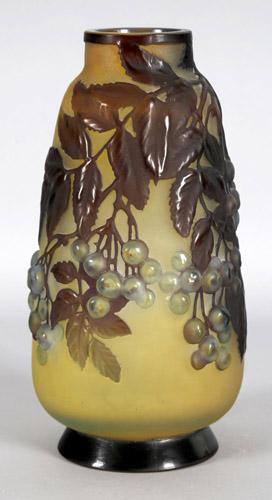 Katalog-Preis: 3800 Soufflé-Vase, Emile Gallé, 1925-er Jahre runde leicht gebauchte Form, sich nach oben verjüngend auf rundem Fuß, farbloses Glas mit