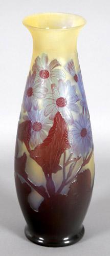Katalog-Nr: 269 Katalog-Preis: 1800 Gallé-Vase, Blumendekor, wohl Cinerarien, Nancy, um 1900 runde hohe Form, leicht bauchige, überfangenes Glas, blau und rot über gelb,