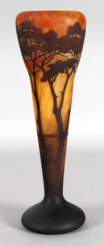 Katalog-Preis: 900 Daum Vase, Dekor mit Bäumen und Booten auf einem See, Nancy, um 1900 hohe runde Keulenform mit rundem Fuß und gedrücktem nach innen umgelegtem Rand,