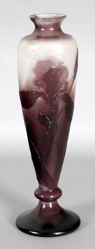 Katalog-Nr: 271 Katalog-Preis: 2800 Gallé-Vase, Liliendekor, Nancy, um 1897 hohe runde Form mit rundem Fuß und Nodus, violett-graues Glas, violettfarbener Überfang,