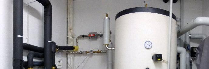 Die Warmwasserbereitung erfolgt wegen des geringen Verbrauches elektrisch über einen Durchlauferhitzer