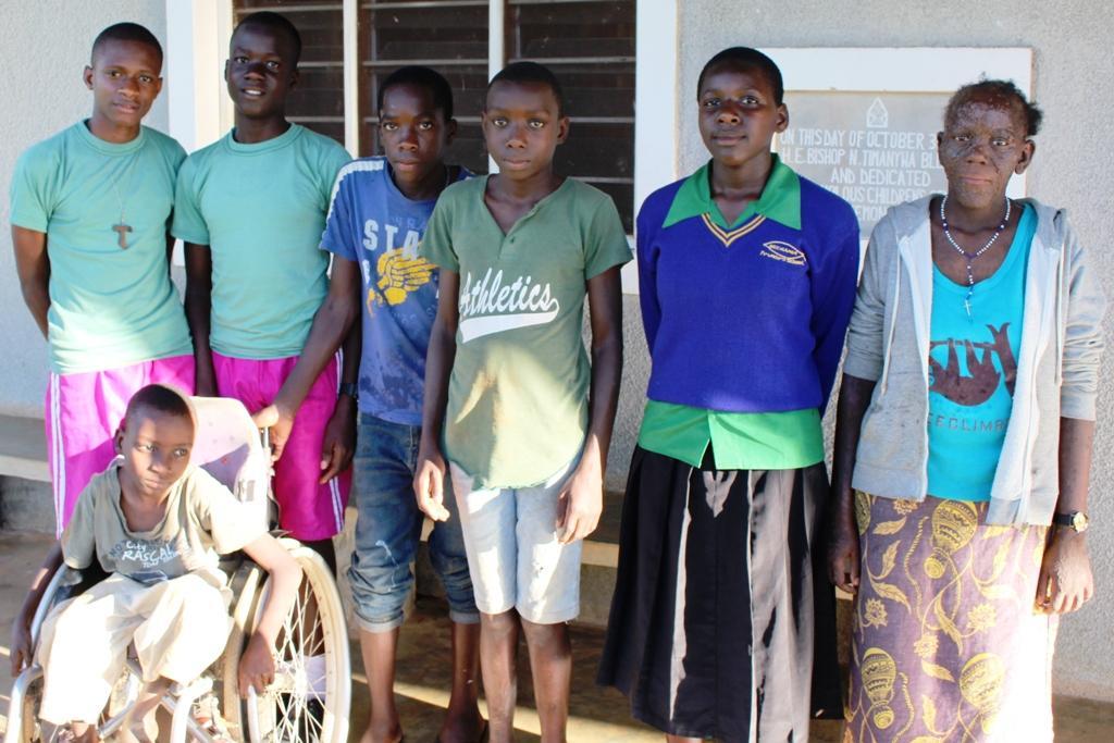Magdalena kommt aus dem Internat nach Hause! Hadija geht zu einer Schule für blinde und sehgeschädigte Kinder. Mtagwaba wird auf eine Schule für gehörlose und hörgeschädigte Kinder gehen.