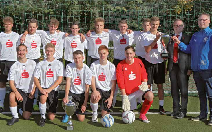 Bommern 16 Das A-Junioren-Team des SV Bommern, als Gewinner des FairPlay-Pokals Junioren 2016/17 der Sparkasse Witten: René Bemba (2.