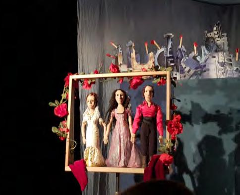 Eine Frau spielte das Märchen mit Puppen auf der Bühne. Die Vorstellung fing um 20.00 Uhr an und war um 21.