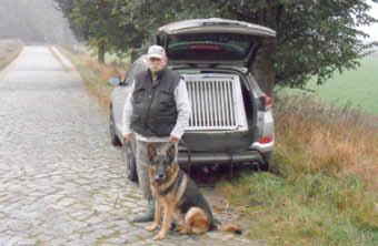 Heidemarie Freitag Lothar und Dasco in der Fährte Ende Oktober sollte eine Leistungsprüfung über 2 Tage beim Hundeverein in Krummenhagen stattfinden.