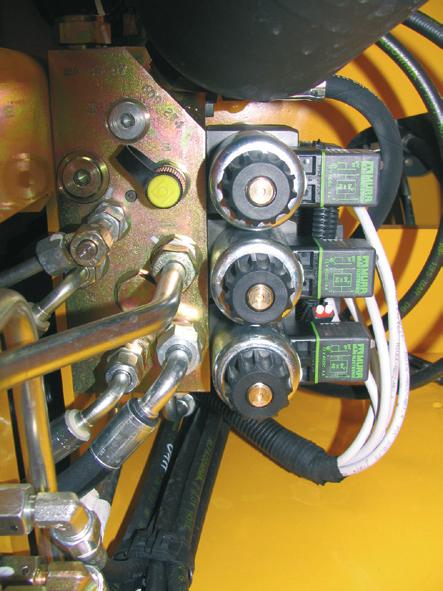 2MTX TIER3 40000 22.4 Vorgehensweise für das hydraulische Einstellen der Arbeitshydraulik Vor den Prüfungen das Hydrauliköl im Behälter auf 50 bis 60 C erwärmen. 2.4. Einstellen des Steverdrucks 4 Innensechskantschlüssel 4-er Flachschlüssel Druckmesser 0 bis 60 Bar - Der Motor dreht mit maximaler Drehzahl.
