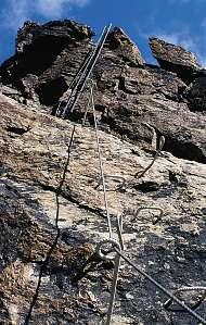 Das Stahlseil als Nabelschnur, dazu Eisenbügel und Leitern. Sie weisen den Weg über Steilstufen, Bänder, Grate und durch Kamine.