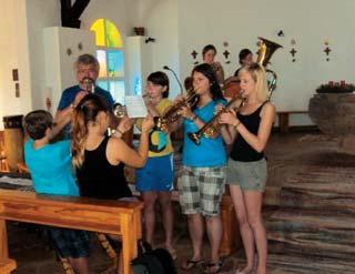 Musikalische Ausbildung: 50 Kinder werden im Fach Blockflöte von Faustinus Nuutushi, einem Assistenten des College of