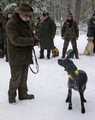 Bei schönstem Winterwetter versammelten sich neben den Lehrgangsteilnehmern, die mit Partnern oder der ganzen Familie angereist waren, auch rund 30 Hundeführer mit Anhang und Hund.