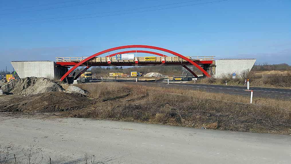 Stahlbau Bogenbrücke in 15 Minuten positioniert Am Morgen des 17. Februar 2018 startete die letzte Phase der Ausführung einer Bogenbrücke über die B100 bei Halle (Saale).
