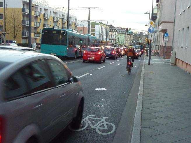 Fahrradpiktogrammen am rechten Fahrbahnrand (