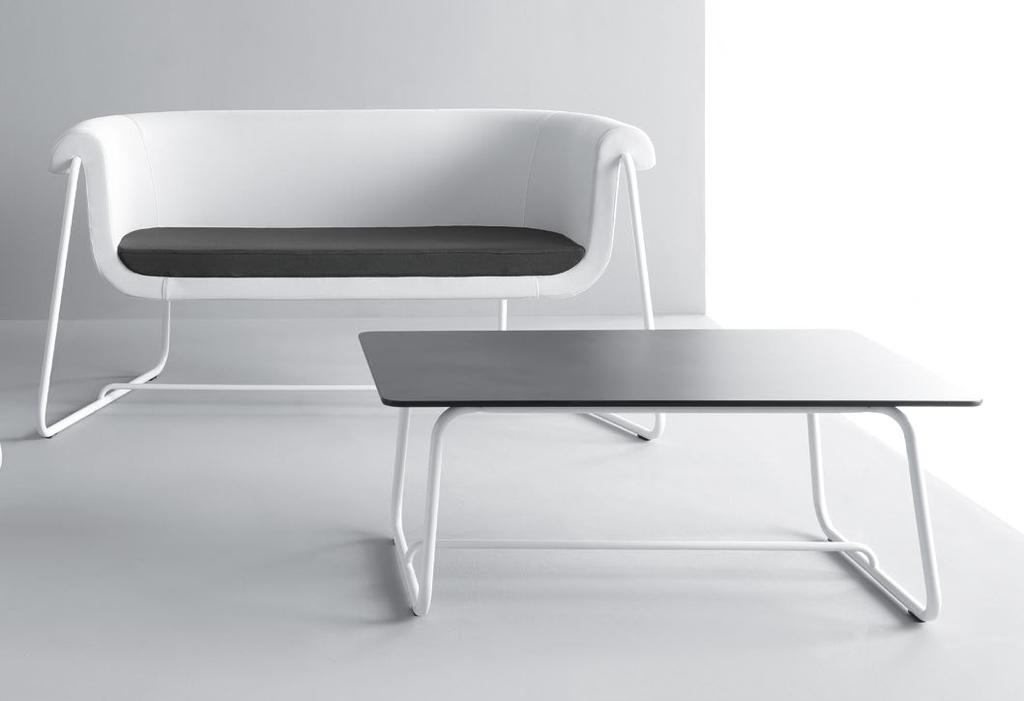 Hover Tische Design: Tomek Rygalik, Studio Rygalik Beistelltische in drei Größen.