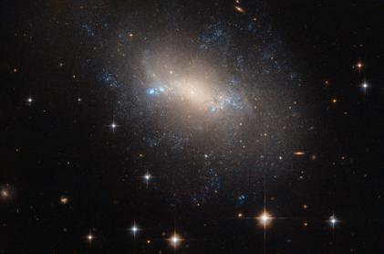 Linsenförmige und Irreguläre Galaxien Linsenförmige Galaxien haben großen Bulge und keine Spiralarme in der Scheibe Werden oft als