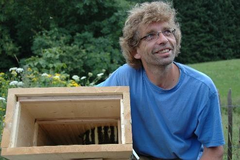 Eine lange Tradition: Bienen halten Während die Bienenhaltung immer mehr spezialisiert wurde, gerieten seit den 1970er Jahren Bienen auf den Bauernhöfen mehr und mehr in Vergessenheit.