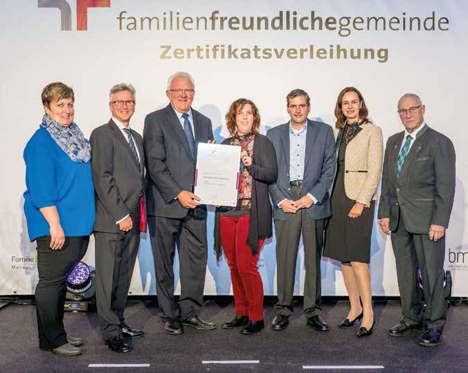 Oktober verlieh Familienministerin MMag. Dr. Sophie Karmasin in Graz Gemeinden aus ganz Österreich für ihr Engagement gegenüber Familien das Zertifikat Familienfreundliche Gemeinde.