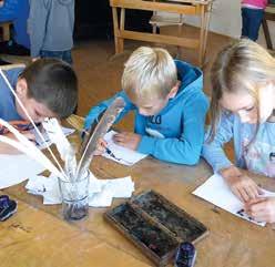 Die Kinder erlebten eine interessante Führung durchs Museum und durften in der Schreibwerkstatt ausprobieren, wie die Kinder früher mit Feder, Griffel, auf Schiefertafeln etc.