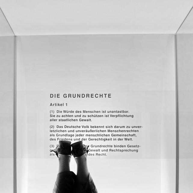 Titel: Die Würde des Menschen Datum: 2010 Ort: Deutscher Dom, Berlin Format: 20x20 cm