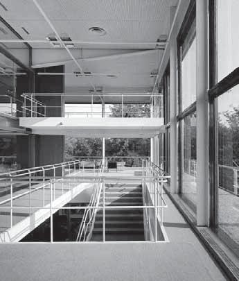 Die Gebäude, die unterschiedliche Funktionen erfüllen, sind durch einen verglasten Verbindungsgang miteinander verknüpft.