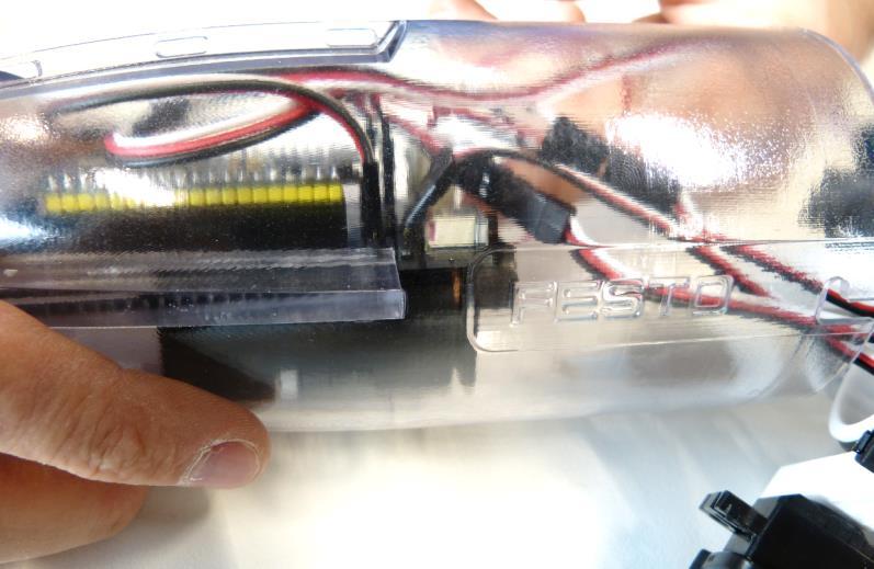 Das Batteriefach unterhalb des Elektronikboards ebenfalls in den transparenten Korpus einlegen.
