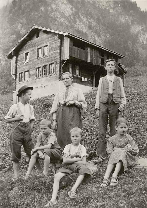 Fotos aus der Zeit der Familie Gubler im Riedertal Im Archiv der Eduard, Ernst und Max Gubler-Stiftung befinden sich mehrere Ordner mit Fotografien, die das Schaffen der Brüder und der Eltern