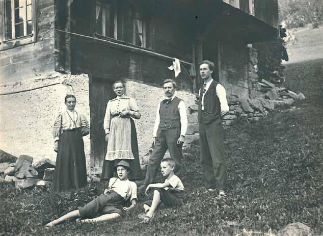Die Familie Heinrich Eduard Gubler-Plüss mit einem Gast vor dem Haus «In der Weid», um 1905. (v.l.n.r.) Vater Gubler, die Söhne Max, Eduard und Ernst, die Mutter Gubler und der Gast.