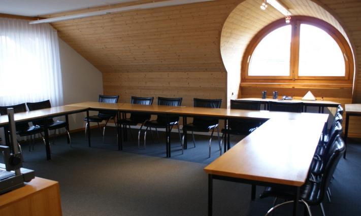 Seminarraum Der Seminarraum für 18 Personen ist mit folgender Einrichtung ausgestattet: