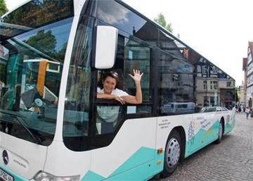 Neubürger erhalten einen Gutschein für die kostenlose Nutzung der Busse für einen Monat. Außerdem werden Busfahrpläne und Infoflyer ausgelegt und ausgegeben.