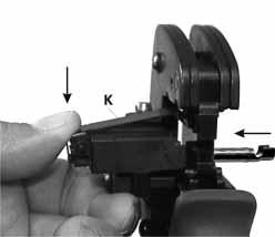 18) Remove the locator. Insert the stripped cable on the left side until the insulation comes into contact with the crimping insert. Close crimping tool completely. Check crimp (see ill. 22).