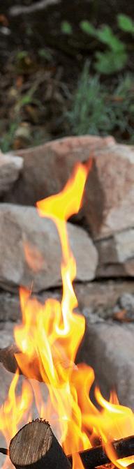 Beim Eindringen in die Keramik könnte er sich entzünden und zum Bruch der Keramik führen. Löschen Sie den brennenden oder heißen Feuerspeicher nie mit Wasser ab.