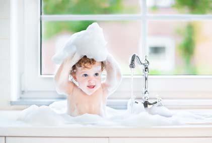 Duschgel, Shampoo, Seifenblasen, Abwaschmittel Detergentien = Tenside Schleimhautreizung (gering) Schaumbildung im Magen Aspirationsgefahr Mund