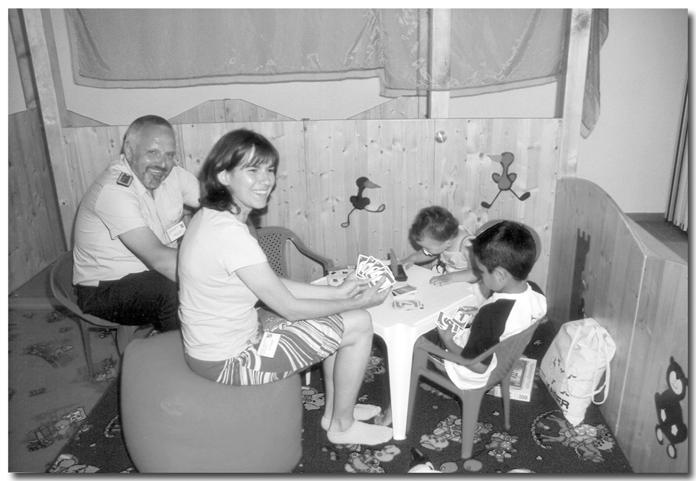 Denn kein Dienstzimmer der Bundeswehr ist als Kinderzimmer geeignet. Die zündende Idee, hier Abhilfe zu schaffen, kam dem umtriebigen Bastler eines Abends. Er entwarf ein mobiles Kinderzimmer.