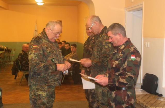 Der Höhepunkt an diesem Abend war die Verleihung des Europakreuzes der CEAC-Sektion (Europäischer Reservistenverband) in der Bundesrepublik Deutschland an Oberst d. R. Sándor Munkasci, Oberstleutnant d.