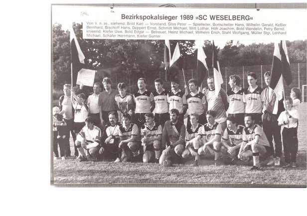 SCW - Archiv Teil 10/13 SC Weselberg von 1985 bis 1989 Da es sportlich einen Aufschwung gab, versuchte man von Seiten des Vereins aus unserem Dilemma (Gaslicht) herauszukommen und bemühten uns an das
