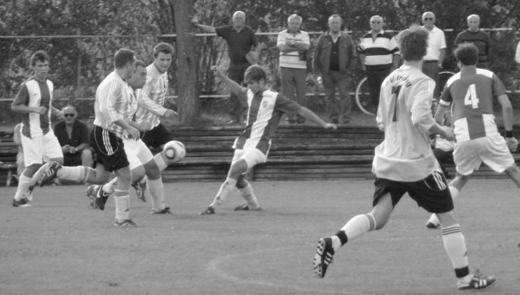 Tabellenspitze wieder herstellen. Dies gelang vor allem in den ersten 30 Minuten und führte zu einigen guten Chancen und dem 1:0 Führungstreffer durch Florian Pflügl.