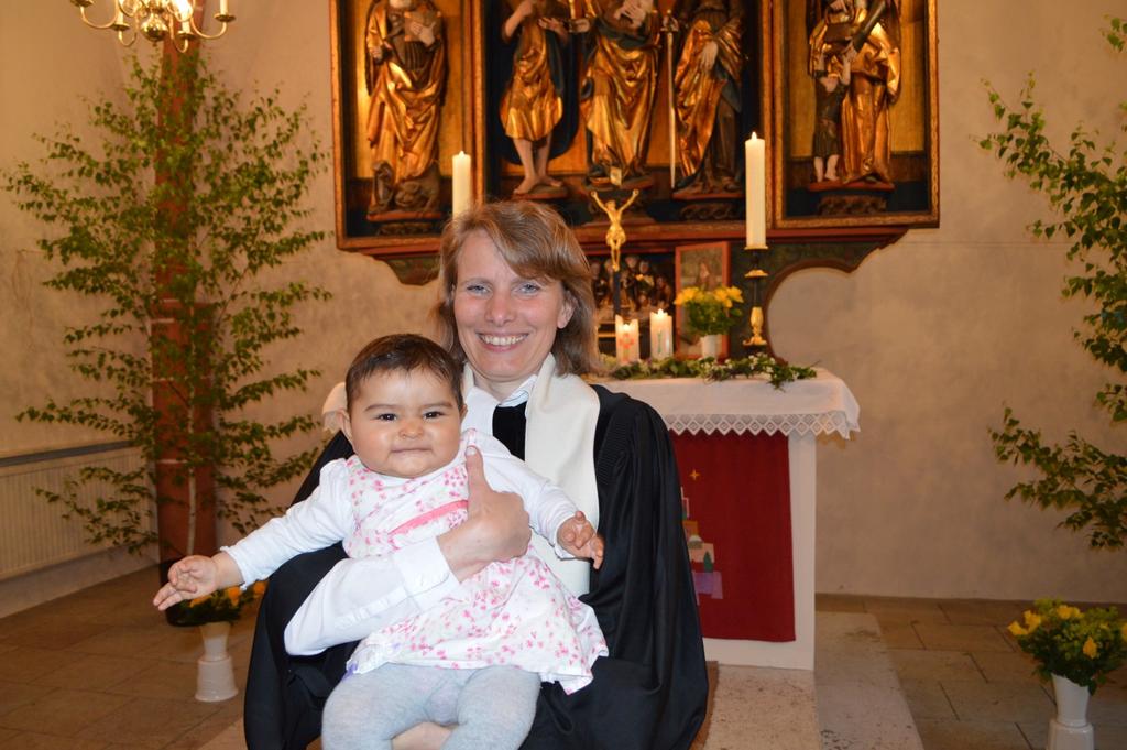 FÜRBITTE 3 A m Sonntag Rogate, dem 21. Mai, begingen in der Kirche St. Oswald in Niederalbertsdorf ihre Jubelkonfirmation (v.l.n.r.): Brigitte Hofmann, geb.