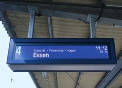Auf dem Bahnsteig Den Zugzielanzeiger findest du direkt am Bahnsteig. Er zeigt dir die Gleisnummer, die Uhrzeit für die Abfahrt des Zuges an und zu welchem Ziel er fährt.