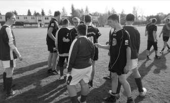 Gutes Spiel auf dem Roten Hügel Wieder einmal fand das mittlerweile zur Tradition gewordene Fußballspiel zwischen der Förderschule Röpsen und der Schule an der Weida auf dem Roten Hügel l am 18.10.