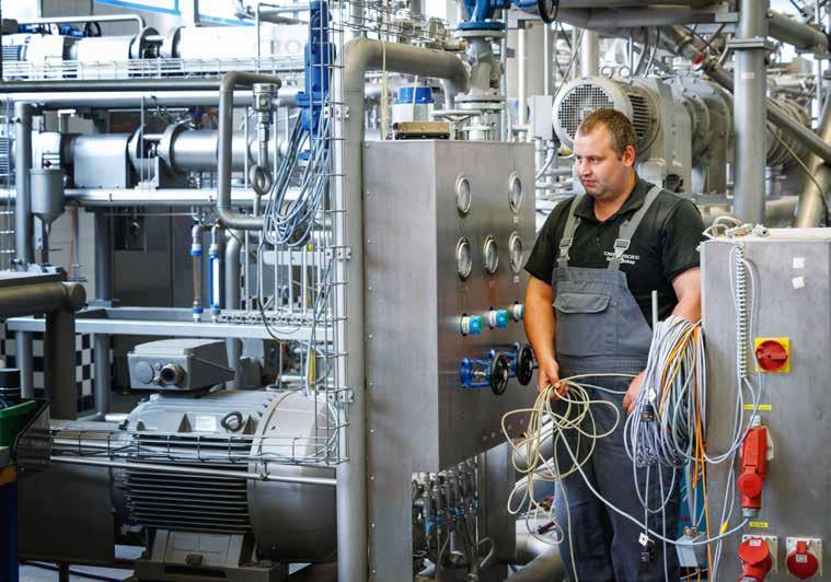 Fotos: Frank Drechsler Blick in die Forschungsabteilung der Chocotech GmbH in Wernigerode. Hier überprüft Mitarbeiter Daniel Prokop Anlagen, in denen Zucker gekocht wird.