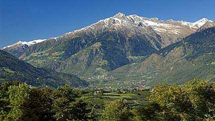 Partschins (ital. Parcines) www.suedtirolerland.it Wappen von Partschins www.suedtirolerland.it Partschins liegt geographisch im Vinschgau, unweit von Meran am Fuße der Texelgruppe.