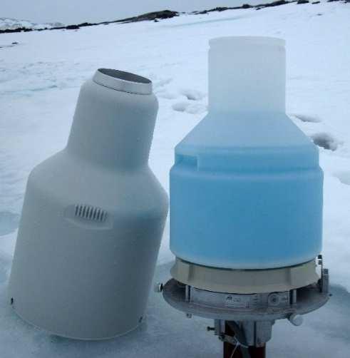 7. Auffüllen mit Frostschutzmittel (verdünnt) Bis zu einem Füllstand von 70 % ist es bei neueren OTT Pluvio² b Mai 2012) zulässig, ohne Frostschutzmittel zu messen.