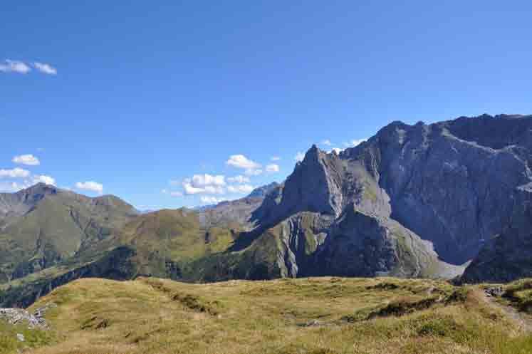 Stanskogels (2757 m), die mit reicher Flora geschmückt sind, erreicht man das nächste Etappenziel.