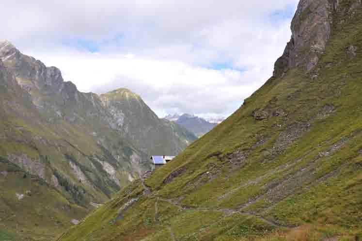 5. Etappe: Kaiserjochhaus - Simmshütte 4,5 Stunden 5. Etappe: Kaiserjochhaus - Simmshütte Unter dem Hinterseejoch zweigt der Weg zur Simmshütte ab.