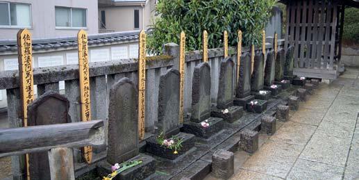 Geschichte der 47 Ronin Nach dem Frühstück ging es erst einmal zum Sengakuji Tempel, dem Schrein und der letzten Ruhestätte der legendären 47 Ronin.