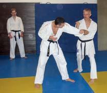 Dabei war es ihm wichtig zu vermitteln, wie Karate-Techniken in der Selbstverteidigung praxisgerecht angewandt werden können. Nach dem Aufwärmtraining begann der Lehrgang mit Blocktechniken.