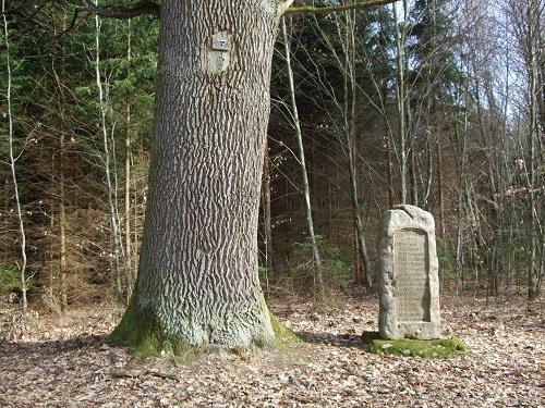 Neben der Eiche steht ein Gedenkstein mit den Namen der Leiter des Forstamtes seit 1801 (Försterstein).