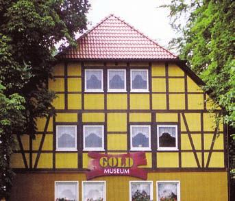 Diesmal: Das Deutsche Goldmuseum Theuern Das am 19. September 1997 vom Geologen und passionierten Goldsucher Dr. Markus Schade (im Bild r.