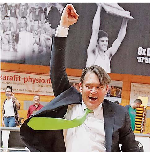 HAUEN UND FEIERN Frankfurt zieht ins DFB-Pokal-Finale ein, und die Fans machen Stress. Seite 16 FREITAG, 20. APRIL 2018 Sport VOLKSFREUND.DE/SPORT JETZT ERST RECHT!